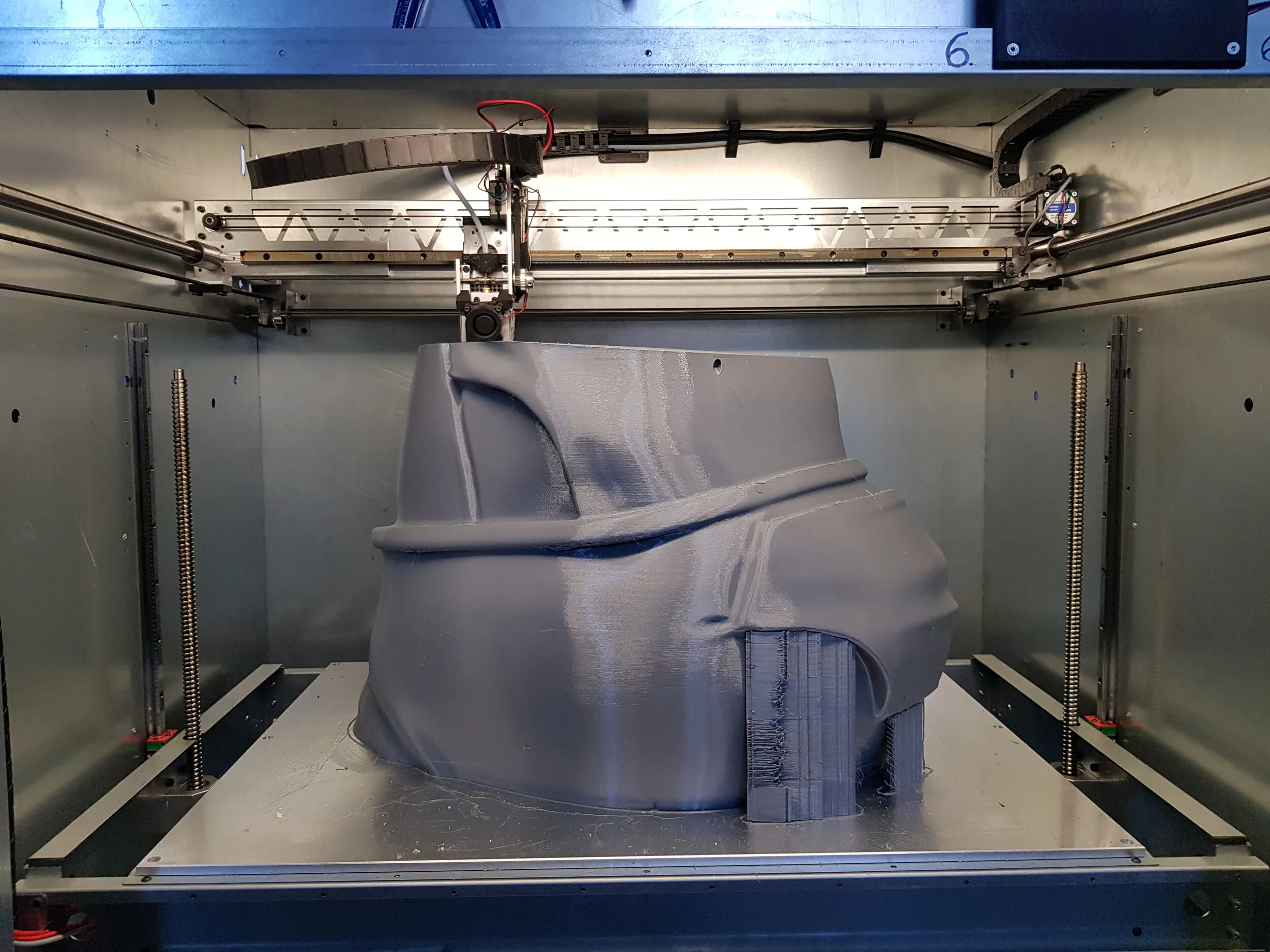 Wydrukowana w 3D górna część wielkoformatowej figury Buddy w trakcie prac warsztatowych.