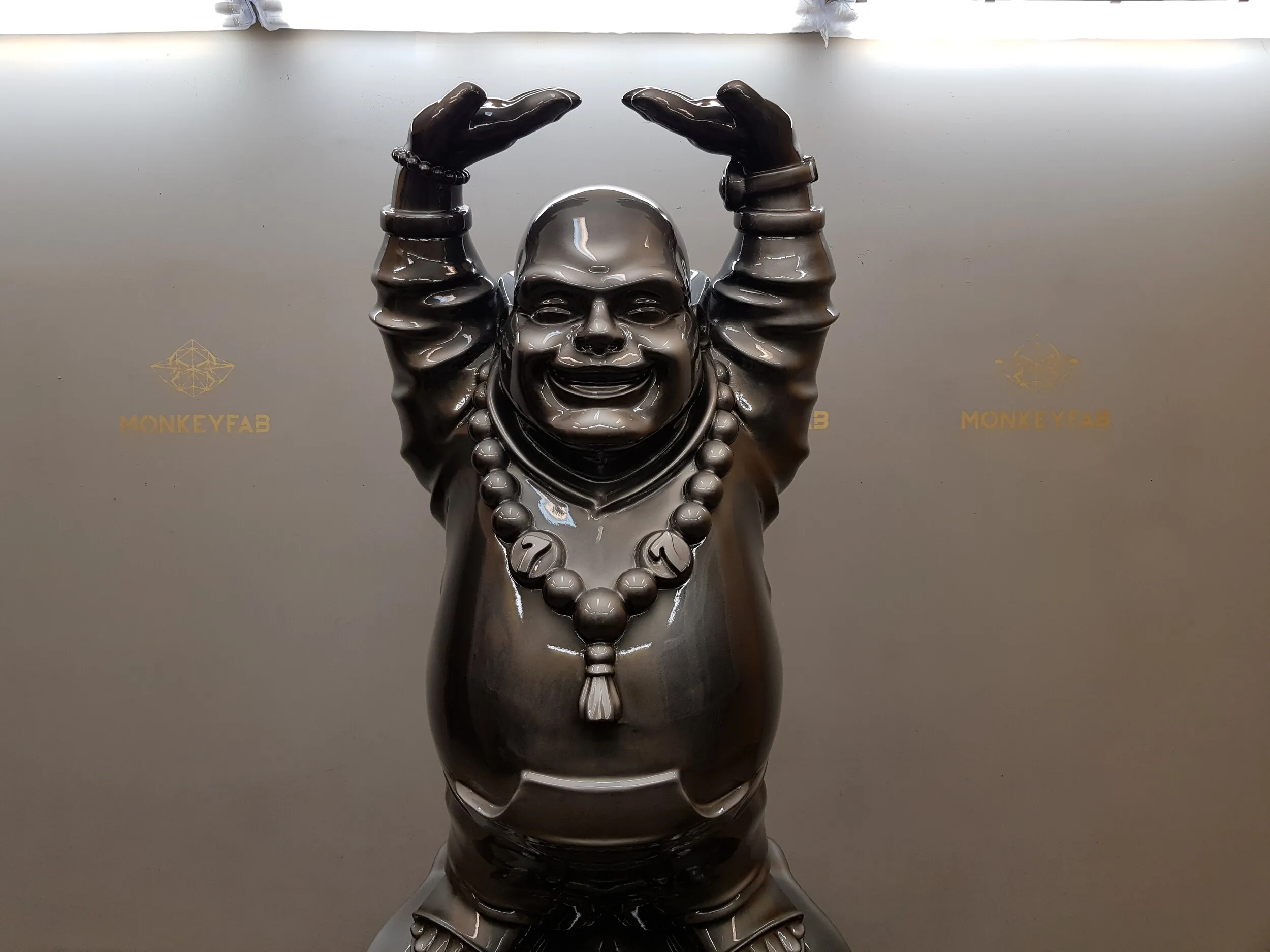 Wielkoformatowa maskotka Buddy oglądana w pracowni po zestawieniu głównych części obiektu.