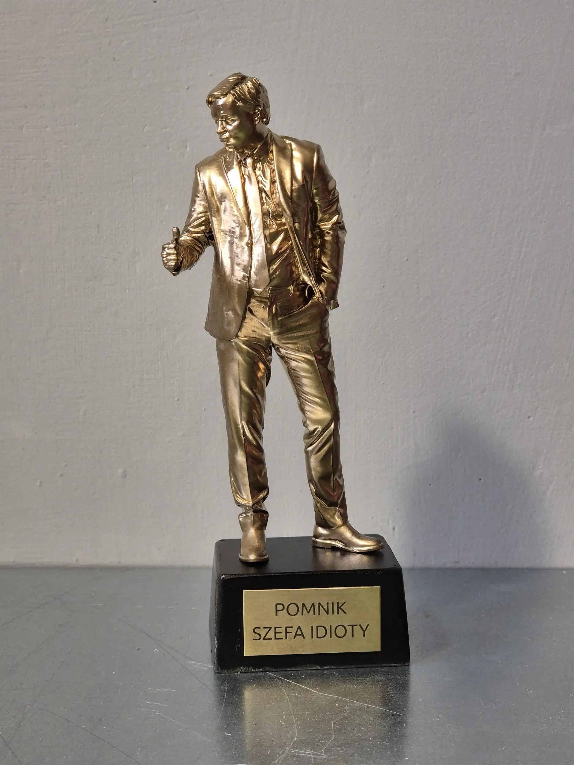 Pomnik szefa idioty – 20250416 143524