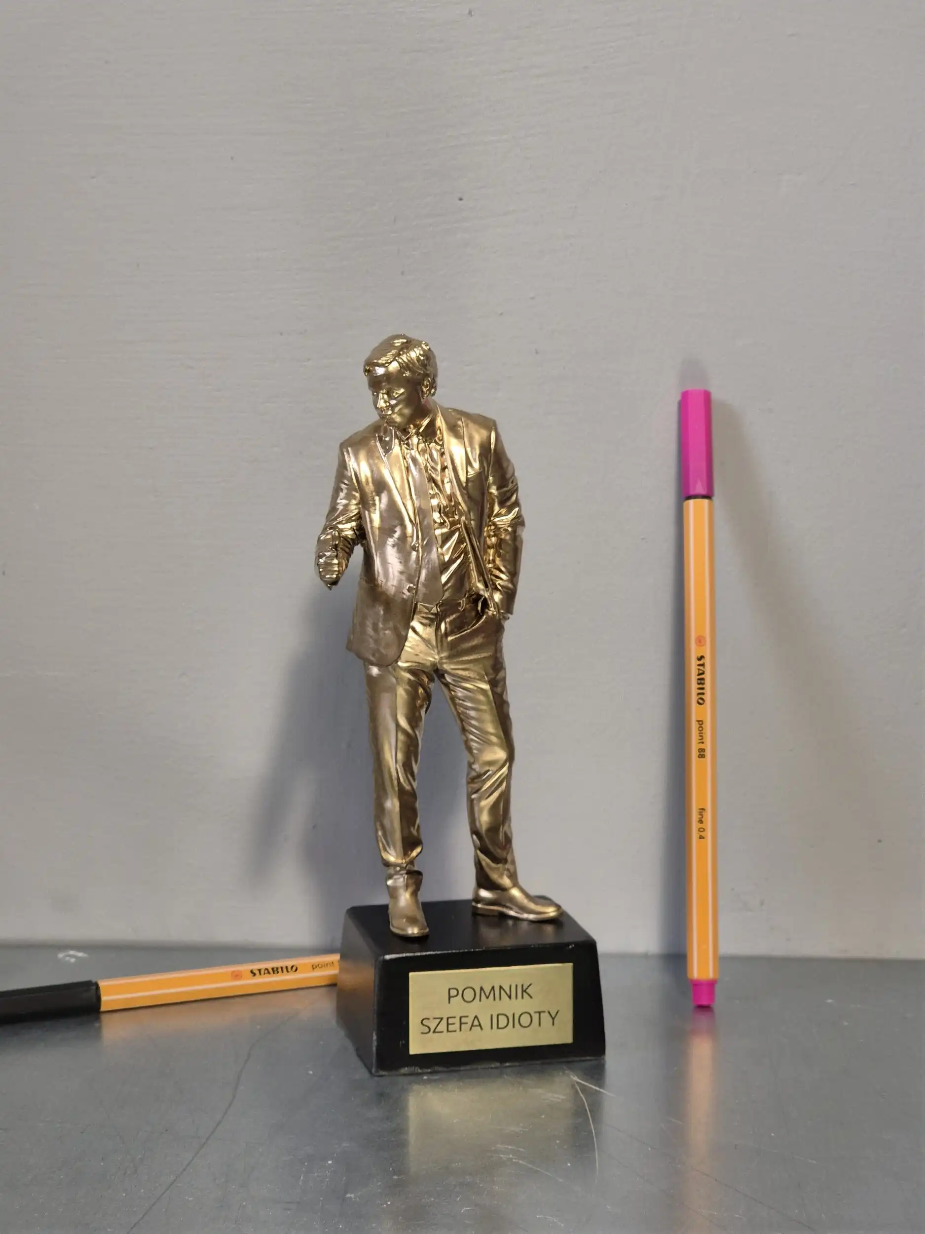 Pomnik szefa idioty – 20250416 143925