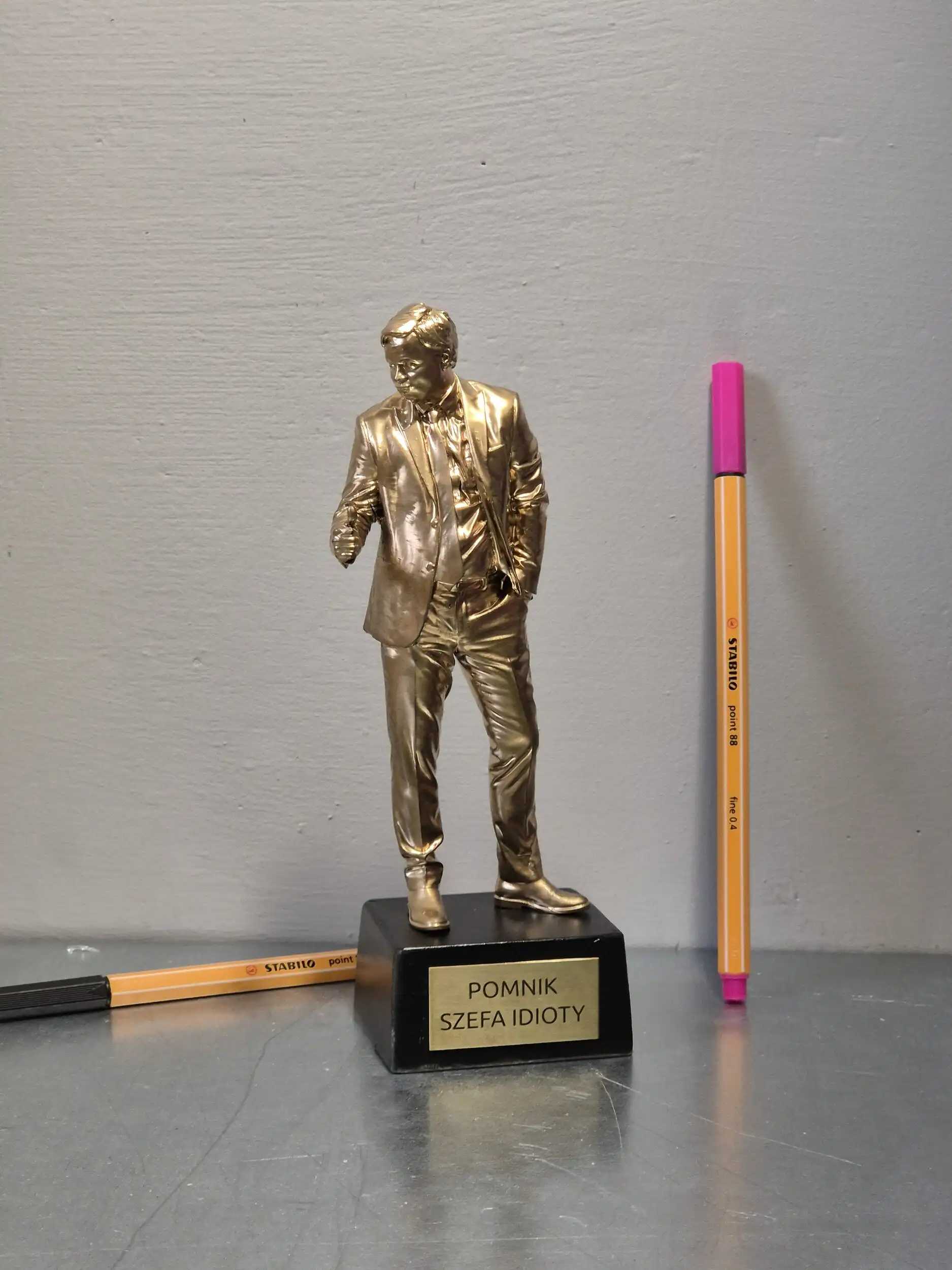 Pomnik szefa idioty – 20250416 143936