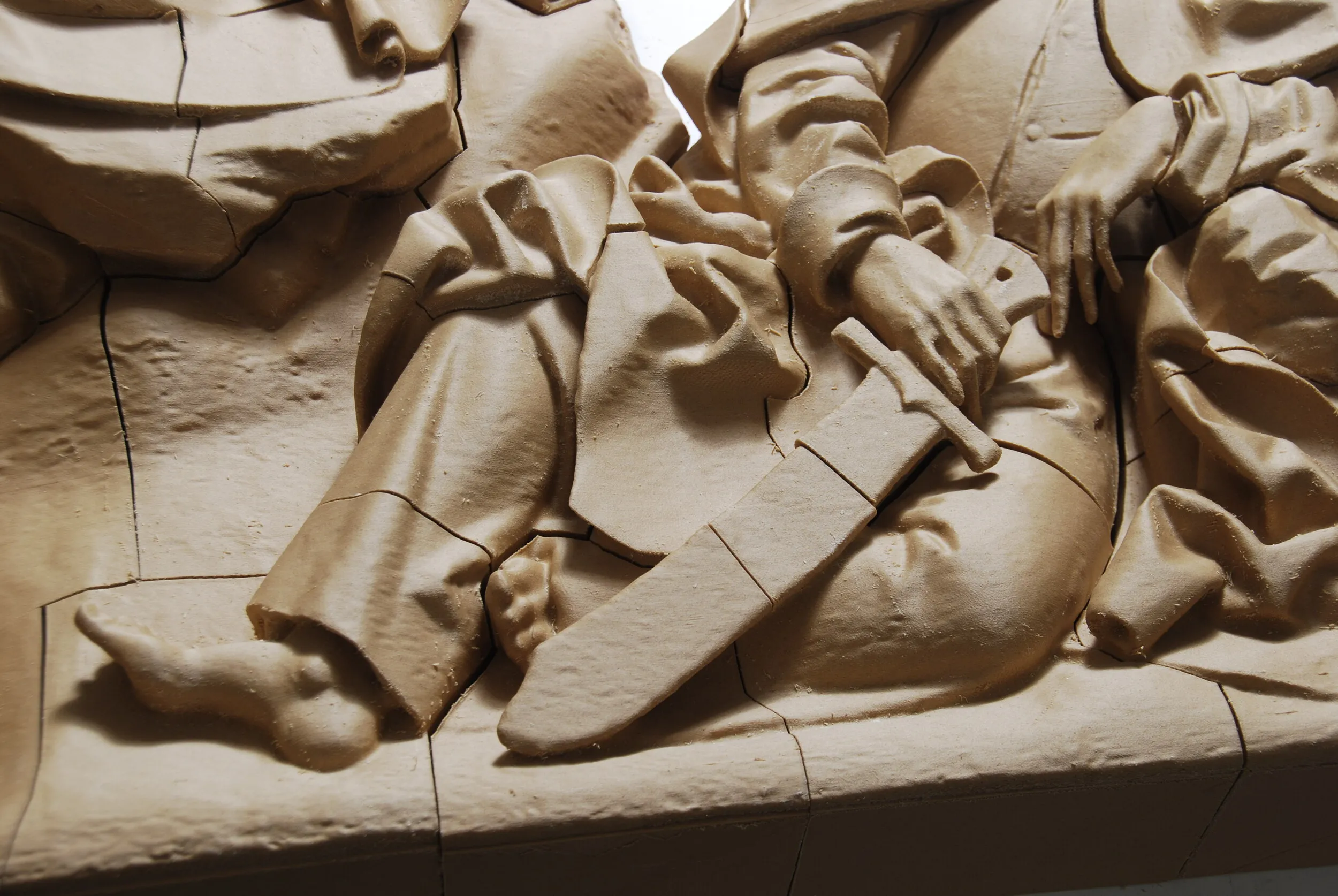 Zbliżenie na fragment repliki płaskorzeźby po wydruku i wstępnym montażu.