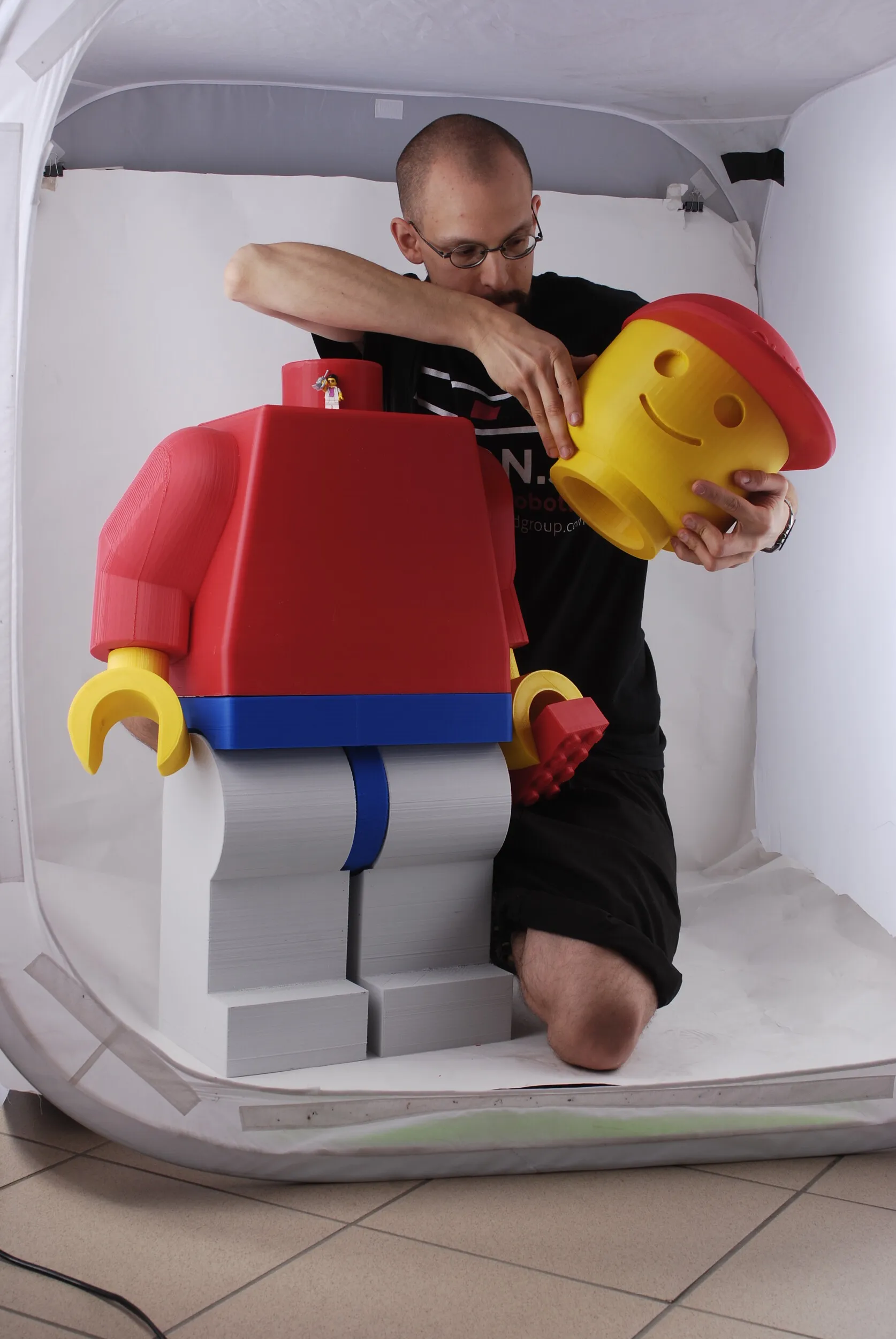 Wielkoformatowa figurka LEGO przygotowana przez Monkeyfab w przestrzeni warsztatowej.