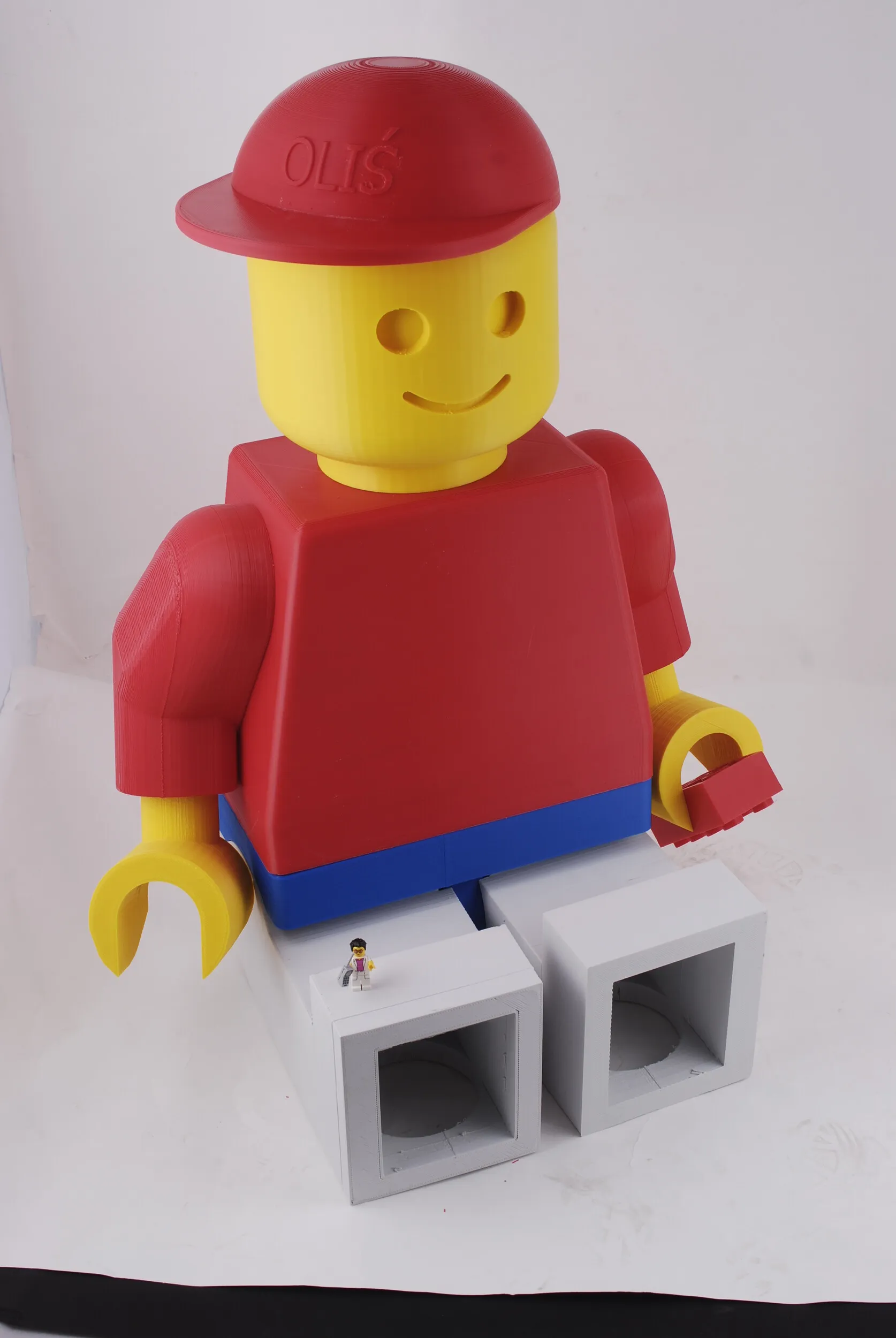 Drugi widok dużej figurki LEGO wydrukowanej w 3D i wykończonej przez Monkeyfab.
