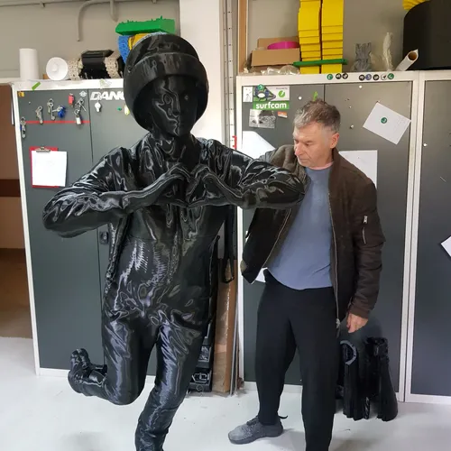 Fragment gotowej rzeźby z projektu „Aleja Wschodzącego Słońca” pokazany w przestrzeni ekspozycyjnej.