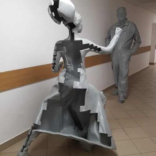 Pełnopostaciowa figura z instalacji artystycznej po ustawieniu w przestrzeni ekspozycyjnej.