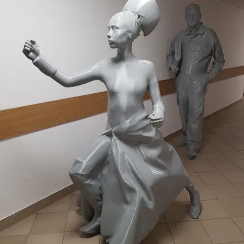 Rzeźba projektu „Aleja Wschodzącego Słońca” oglądana z innej perspektywy podczas prezentacji.