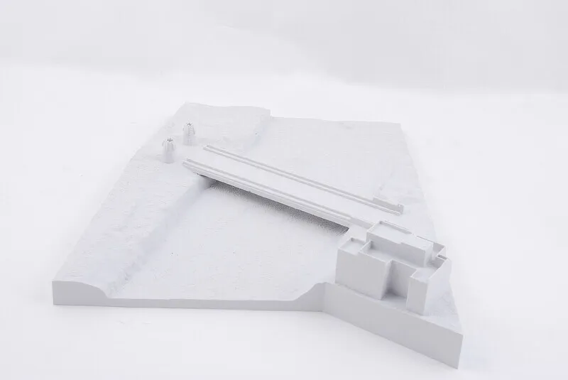 Kolejny segment makiety At-Turaif z widoczną strukturą terenu i murów.