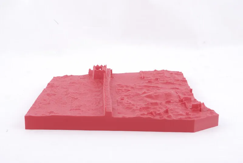 Duży element wydrukowanej makiety historycznego miasta przygotowany do połączenia z pozostałymi częściami.
