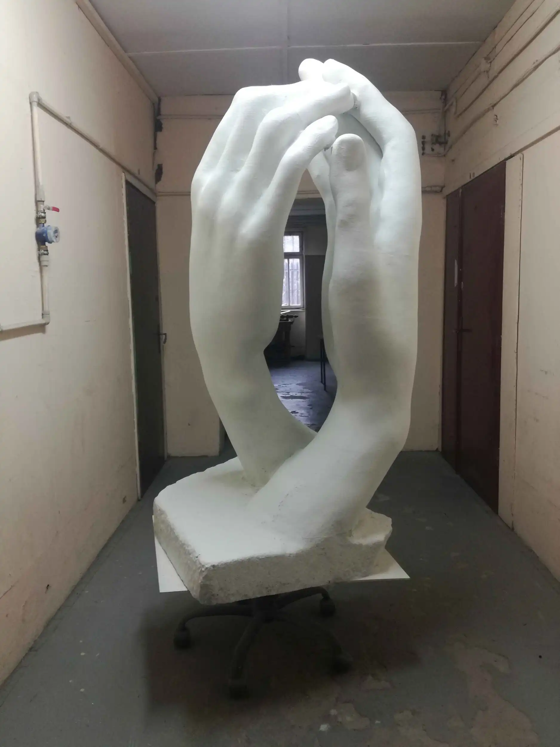 Rzeźba dłoni do spektaklu Znieważający w Teatrze Ateneum