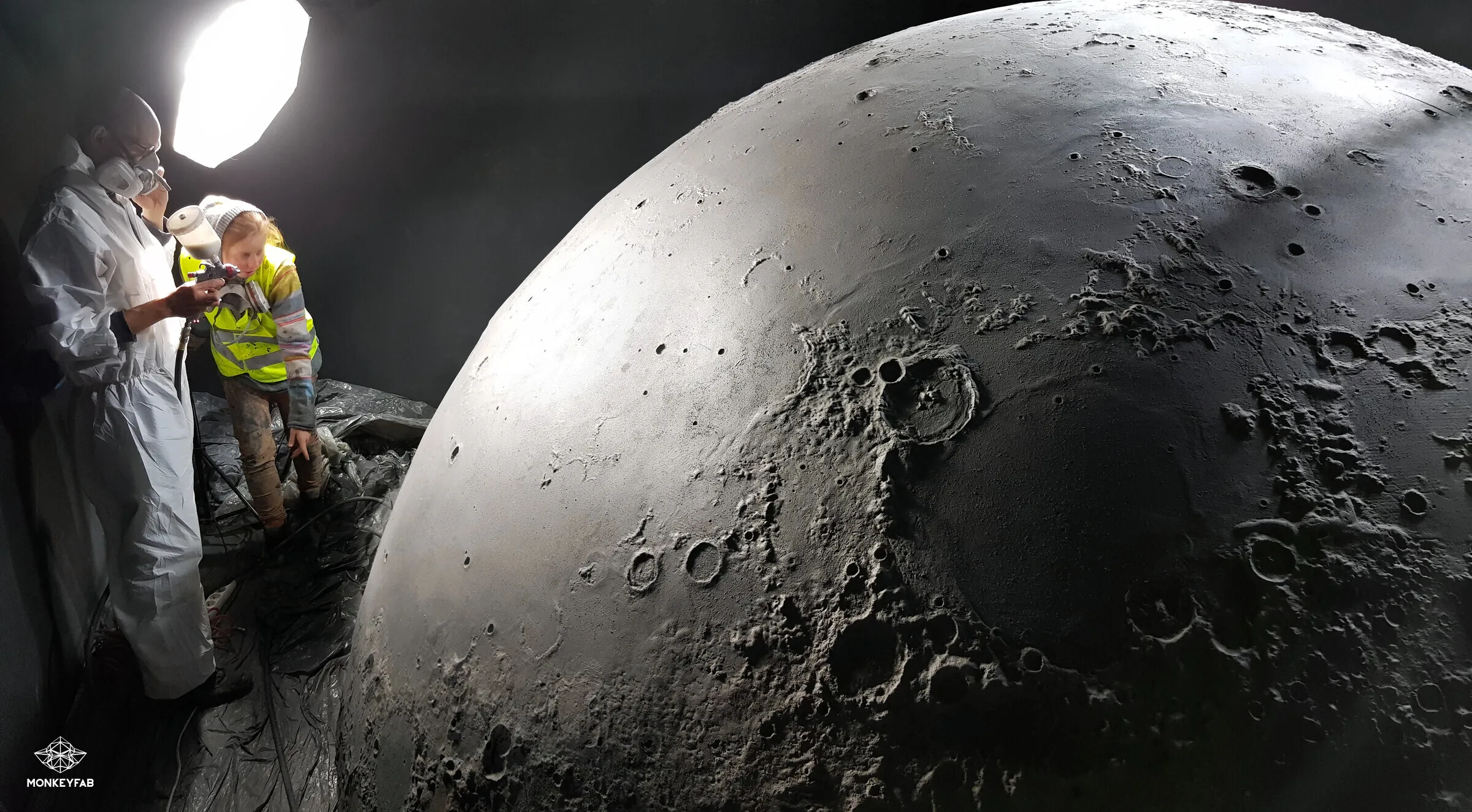 Kompozytowa kopuła planetarium w Białkowie pokryta topografią Księżyca wydrukowaną w 3D.