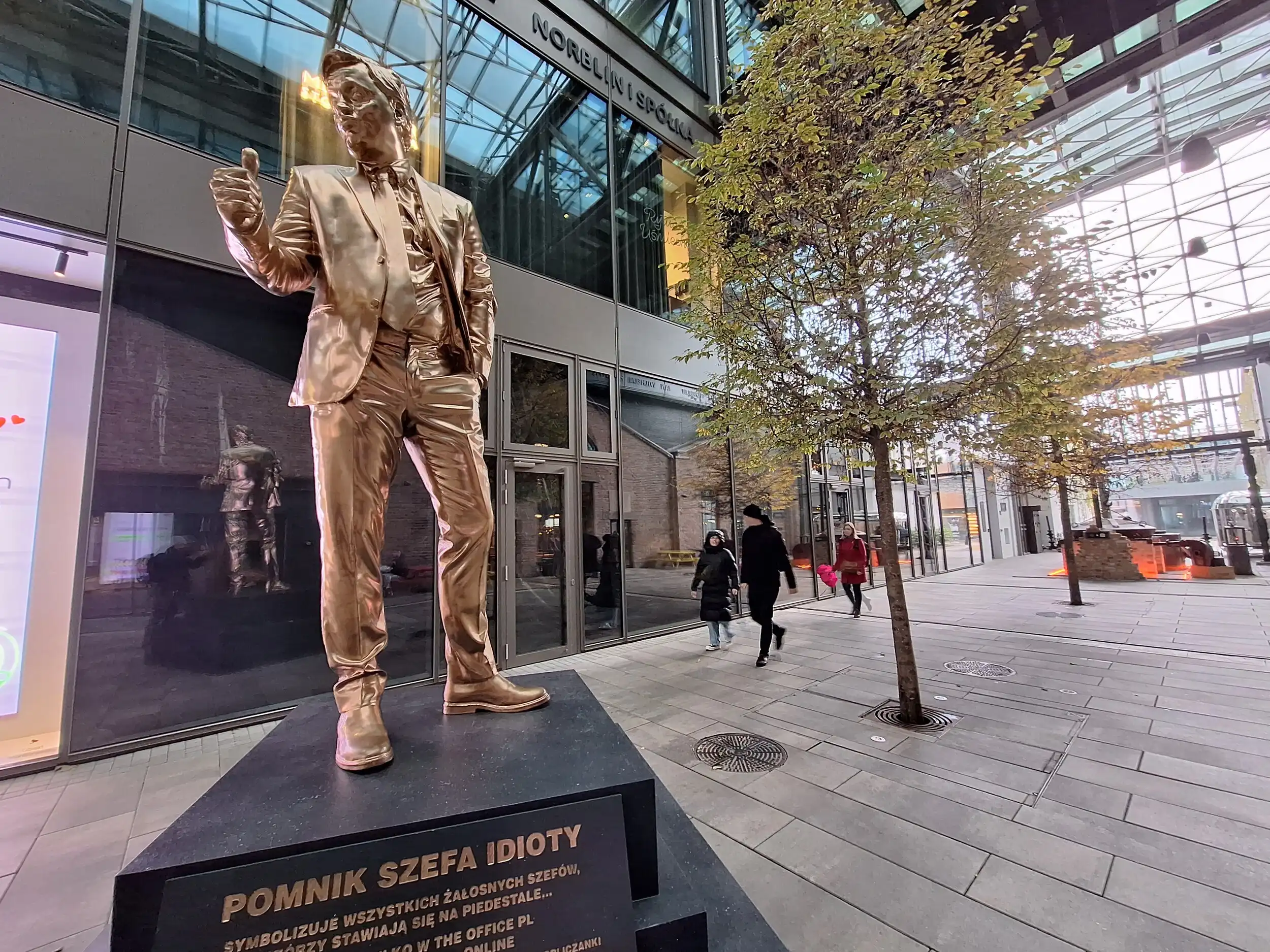 Pomnik szefa idioty – goldenEstablishing