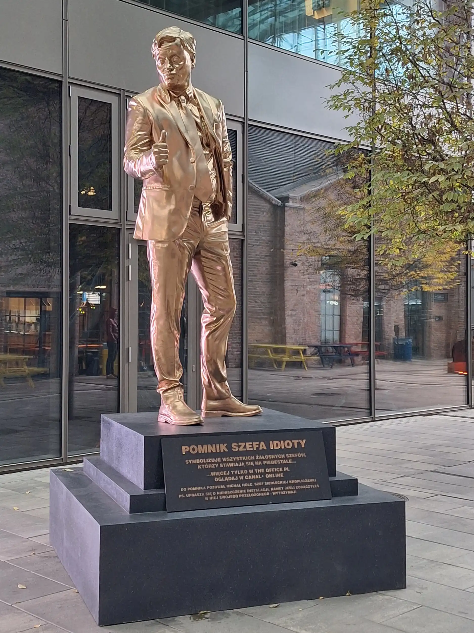 Pomnik szefa idioty – goldenTele