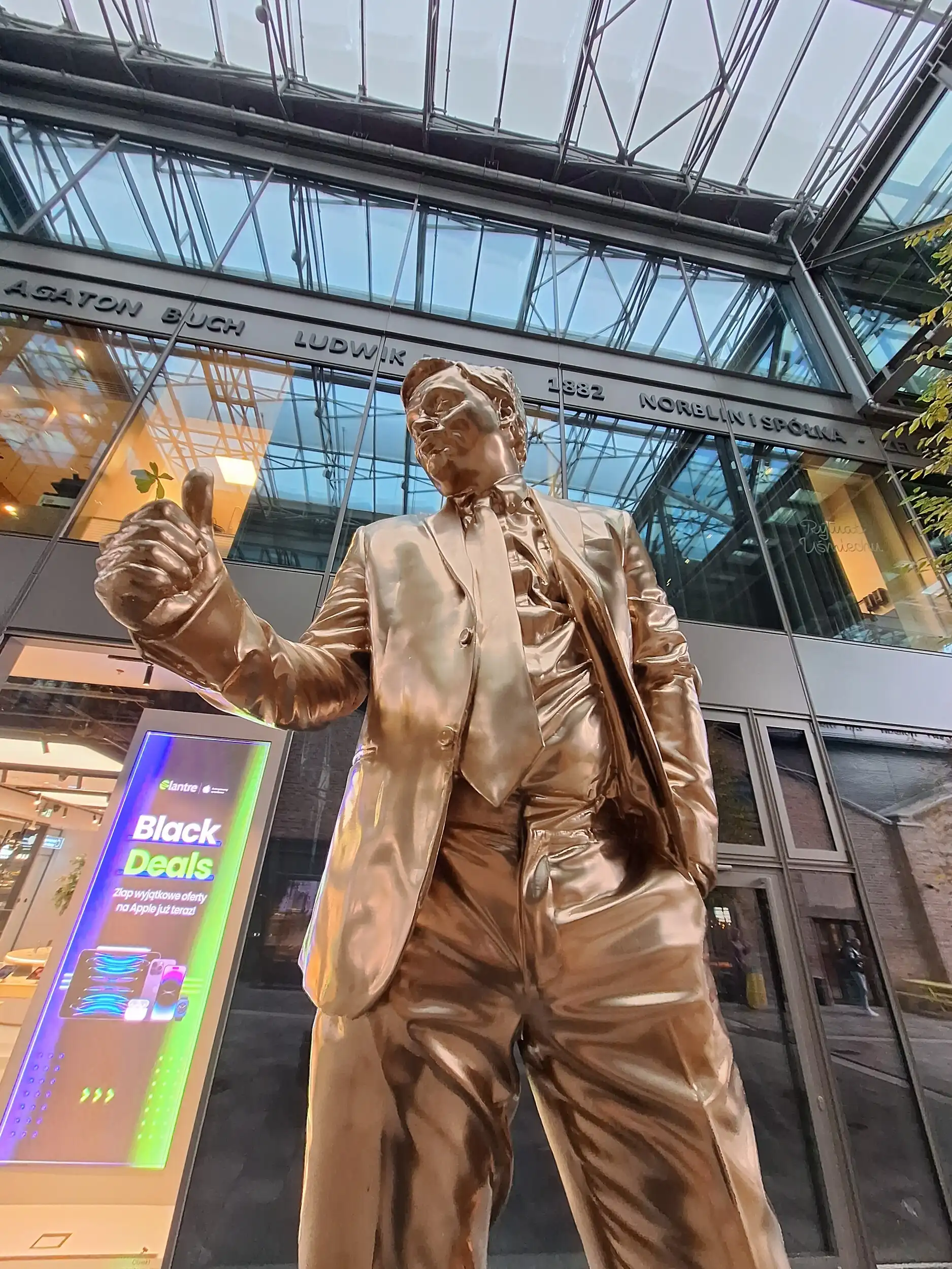 Pomnik szefa idioty – goldenWide