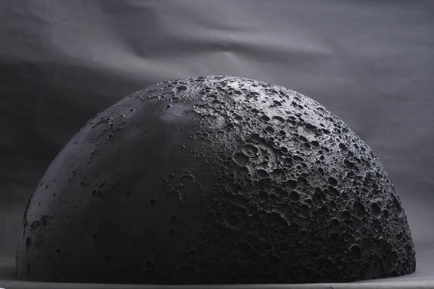 Dekoracyjna lampa i obiekt inspirowany powierzchnią Księżyca powstały jako rozwinięcie projektu planetarium.