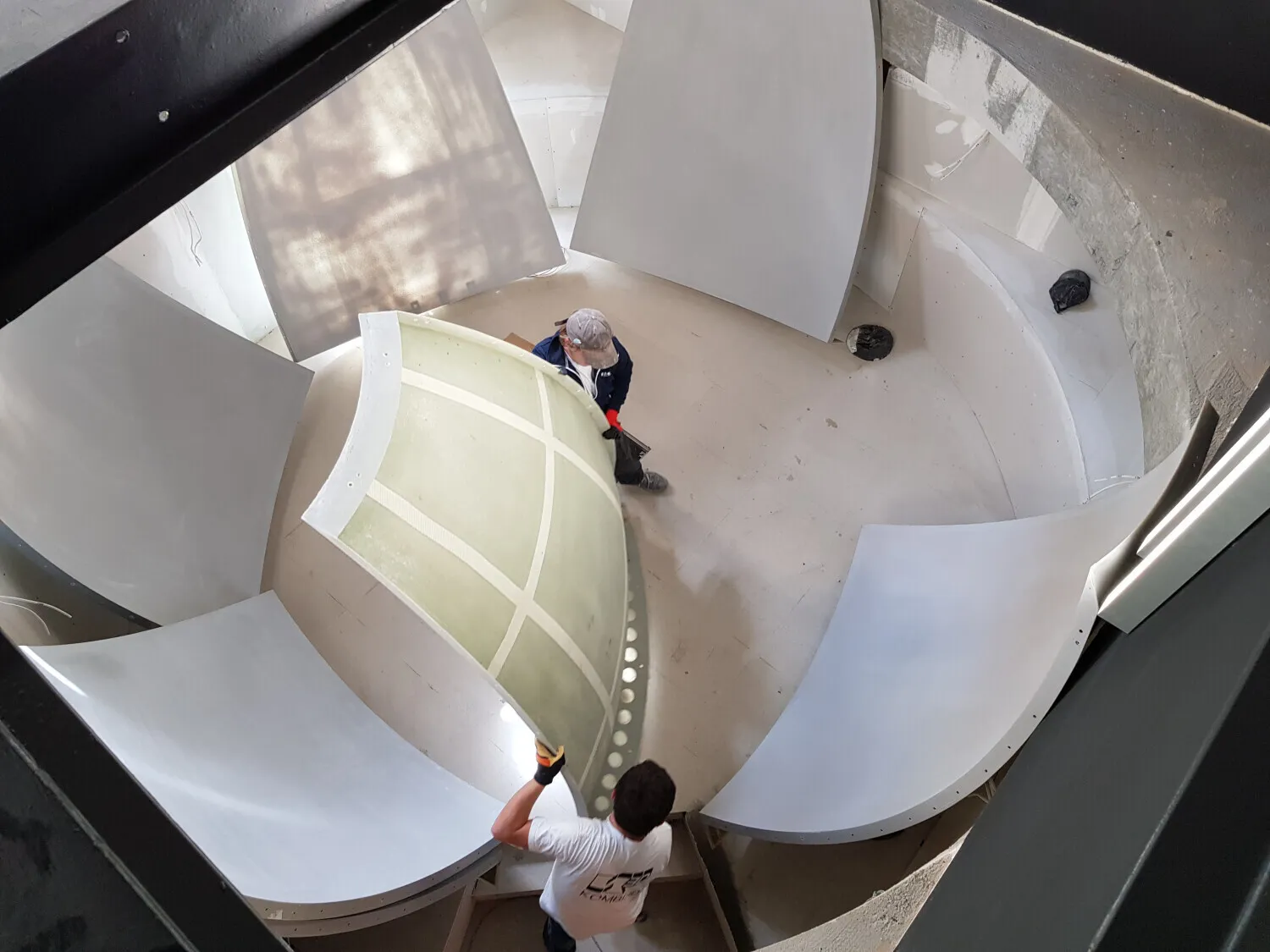 Montaż wydrukowanych segmentów powierzchni Księżyca na szkielecie kopuły planetarium.