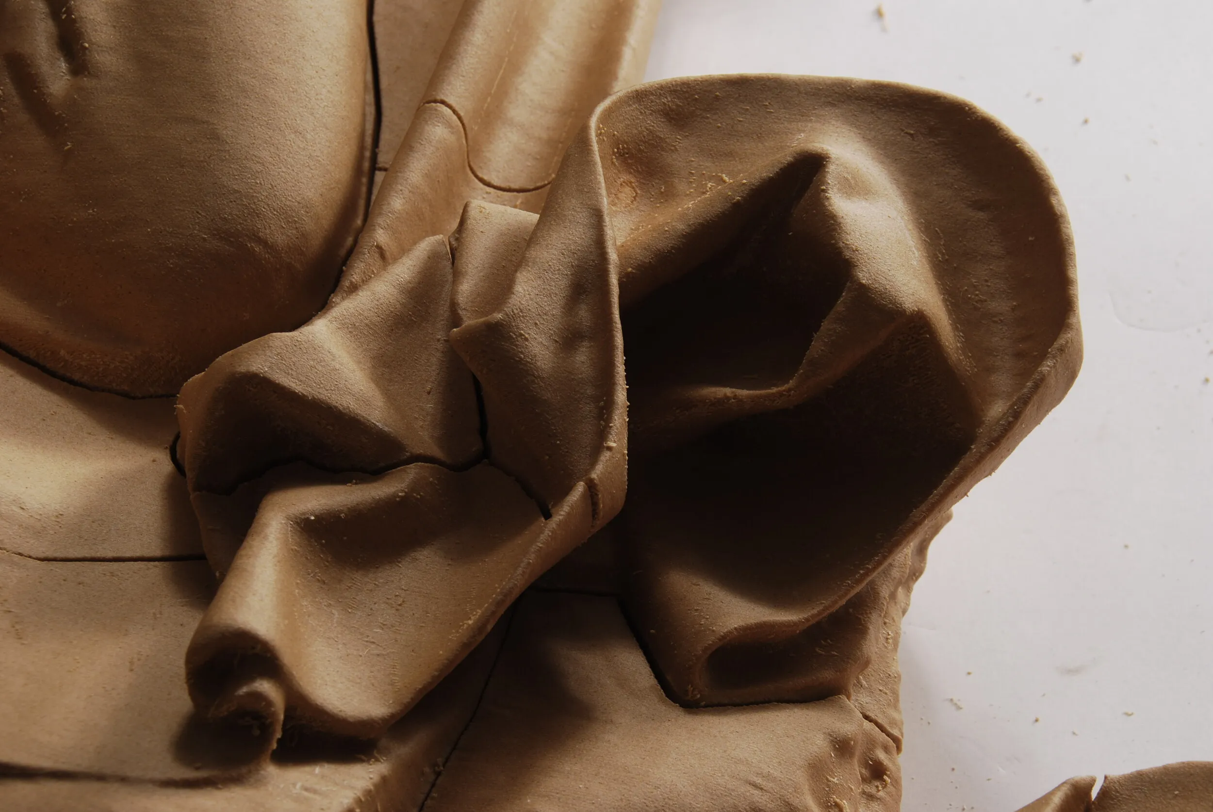 Zbliżenie na gotową powierzchnię repliki płaskorzeźby po połączeniu elementów.