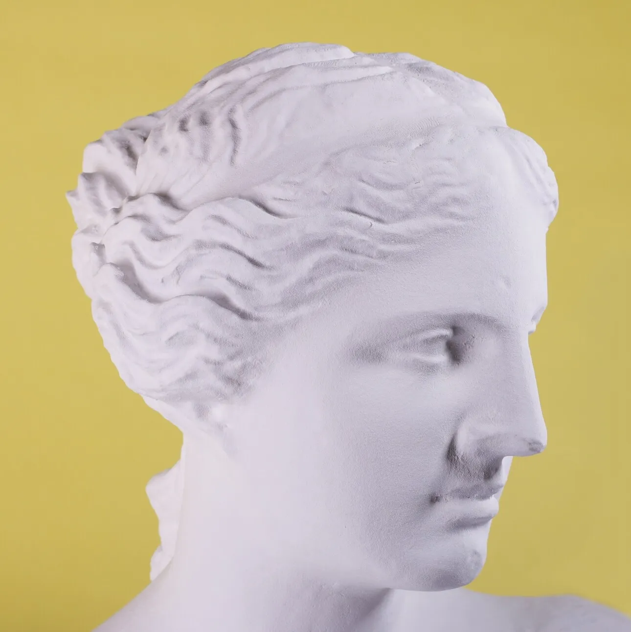 Zbliżenie na twarz i tors repliki Wenus z Milo po wykończeniu powierzchni.